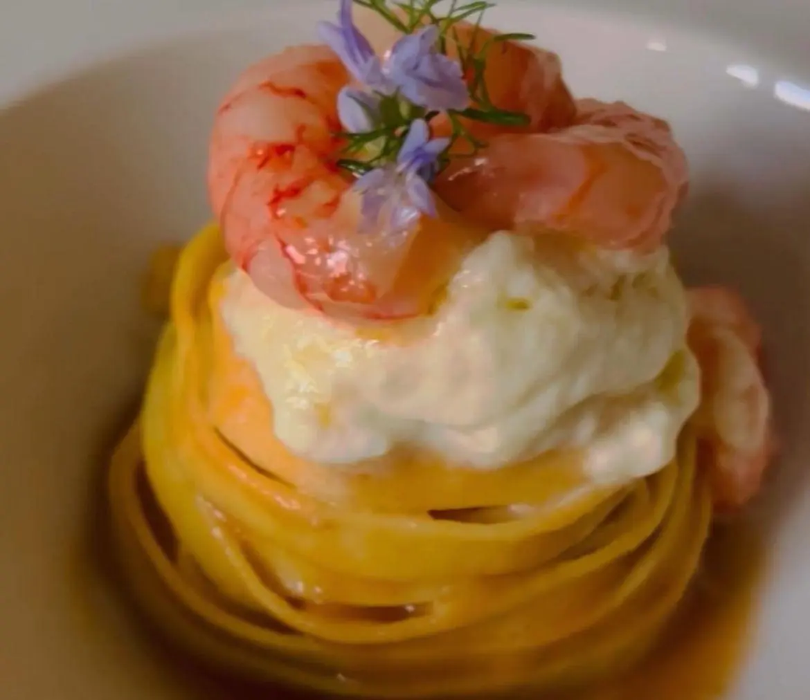 Tagliolini con gamberi rossi, burrata e fiori eduli