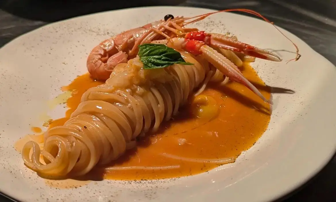 Linguine avvolte con scampo e salsa bisque